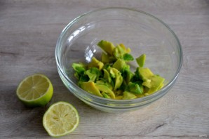 Профитроли с кремом из авокадо и семгой