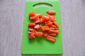 Профитроли с кремом из авокадо и семгой