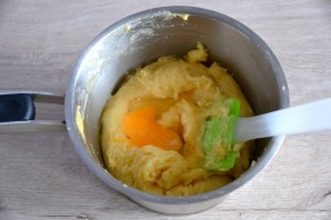 Профитроли с кремом из авокадо и семгой