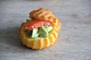 Профитроли с кремом из авокадо и семгой