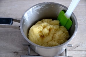 Профитроли с кремом из авокадо и семгой