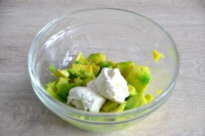 Профитроли с кремом из авокадо и семгой