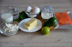 Профитроли с кремом из авокадо и семгой