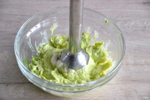 Профитроли с кремом из авокадо и семгой