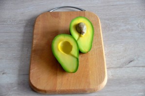 Профитроли с кремом из авокадо и семгой