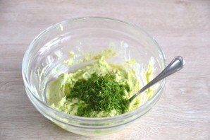 Профитроли с кремом из авокадо и семгой