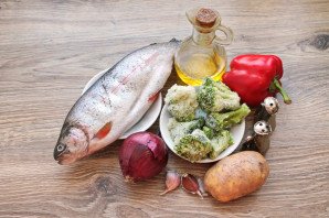 Радужная форель в духовке с овощами