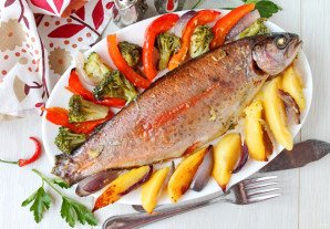 Радужная форель в духовке с овощами