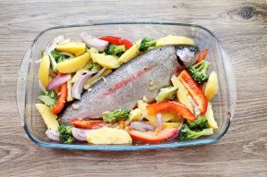 Радужная форель в духовке с овощами