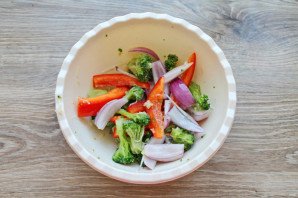 Радужная форель в духовке с овощами