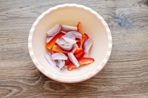 Радужная форель в духовке с овощами