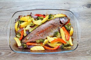 Радужная форель в духовке с овощами