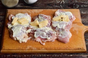 Рулетики из куриных бедрышек с сыром Рулетики из куриных бедрышек с сыром