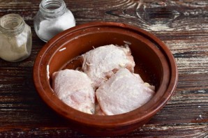 Рулетики из куриных бедрышек с сыром Рулетики из куриных бедрышек с сыром