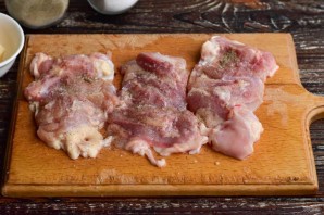 Рулетики из куриных бедрышек с сыром Рулетики из куриных бедрышек с сыром