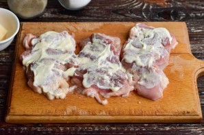 Рулетики из куриных бедрышек с сыром Рулетики из куриных бедрышек с сыром