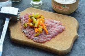 Рулетики из свинины с огурцом