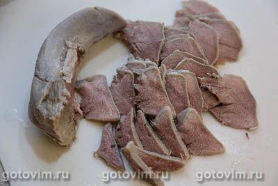 Салат из языка с авокадо, сельдереем и перцем чили Салат из языка с авокадо, сельдереем и перцем чили