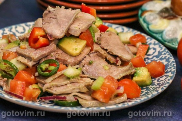 Салат из языка с авокадо, сельдереем и перцем чили Салат из языка с авокадо, сельдереем и перцем чили