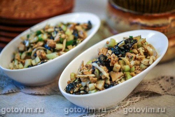 Салат из курицы с черносливом и сельдереем