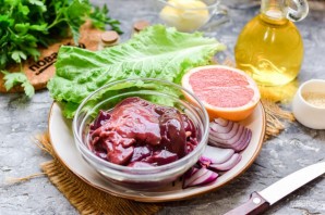Салат с грейпфрутом и печенью