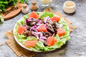 Салат с грейпфрутом и печенью