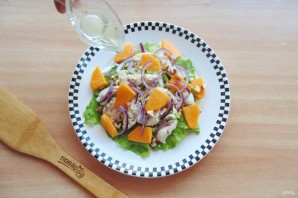 Салат с хурмой и курицей