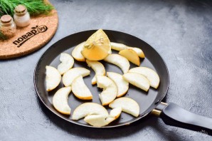 Салат с копченой курицей и грушей