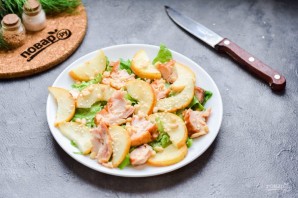 Салат с копченой курицей и грушей