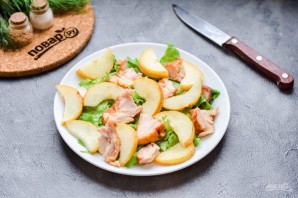 Салат с копченой курицей и грушей