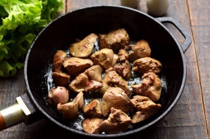 Салат с печенью и сухариками