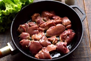 Салат с печенью и сухариками