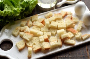 Салат с печенью и сухариками