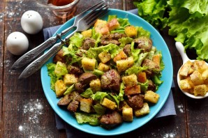 Салат с печенью и сухариками