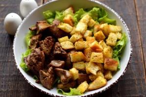 Салат с печенью и сухариками