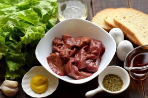 Салат с печенью и сухариками