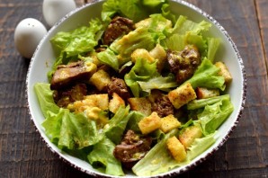 Салат с печенью и сухариками