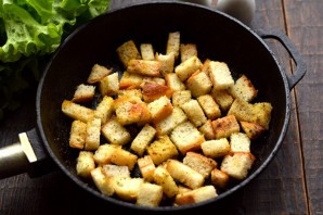 Салат с печенью и сухариками