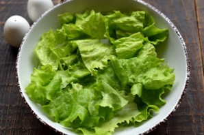 Салат с печенью и сухариками