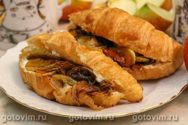 Сэндвич из круассана с яблоками в карамели и творожным сыром