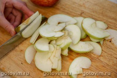 Сэндвич из круассана с яблоками в карамели и творожным сыром