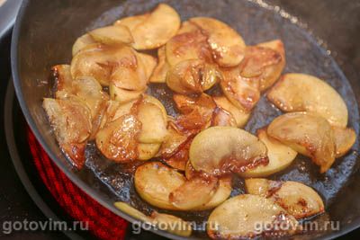 Сэндвич из круассана с яблоками в карамели и творожным сыром