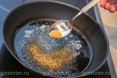 Сэндвич из круассана с яблоками в карамели и творожным сыром