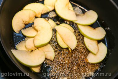 Сэндвич из круассана с яблоками в карамели и творожным сыром