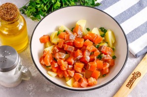 Штрудель с горбушей и картофельным салатом