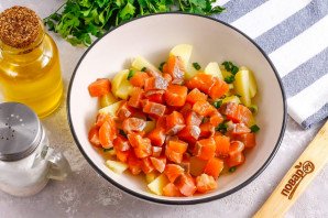 Штрудель с горбушей и картофельным салатом