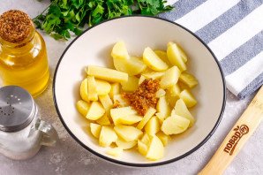 Штрудель с горбушей и картофельным салатом