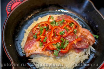 Свинина «Медвежья лапа» с начинкой из сладкого перца с чили и моцареллой