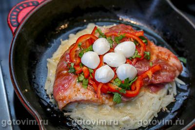 Свинина «Медвежья лапа» с начинкой из сладкого перца с чили и моцареллой