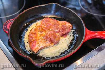 Свинина «Медвежья лапа» с начинкой из сладкого перца с чили и моцареллой